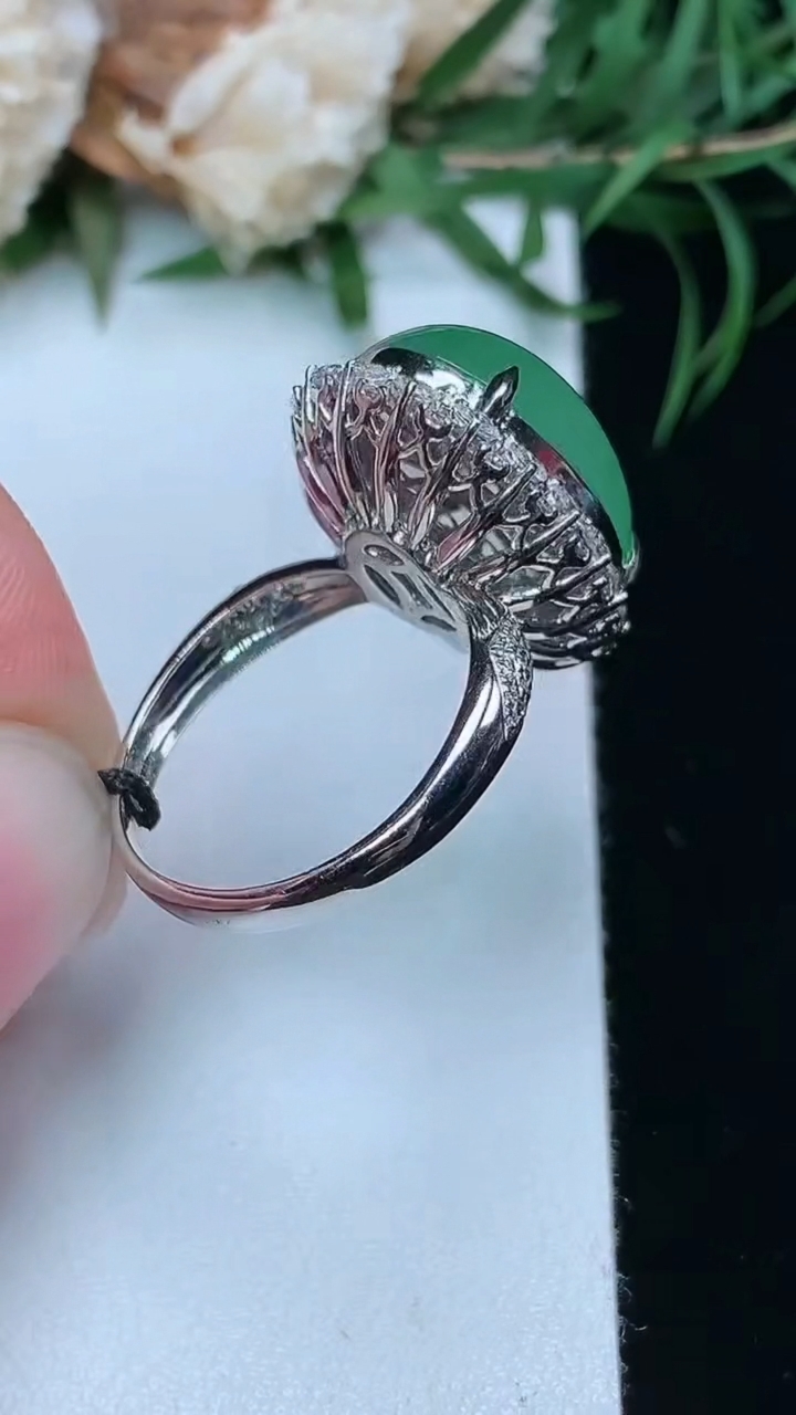 天然A货翡翠蛋面戒指，尺寸17.5-17-12.7，重量:6.79g2026年3月22日
工厂直销收藏佳品,种好水足，色泽均匀，有种有色，上手高大气！