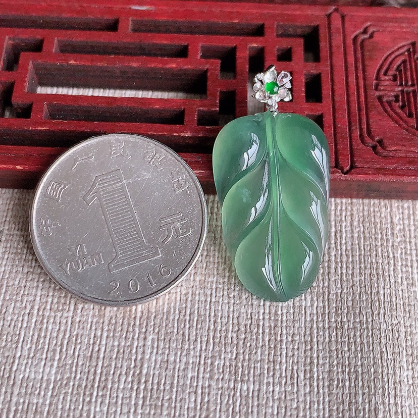 天然A货翡翠18K金扣头晴水叶子金枝玉叶吊坠 
尺寸34-27-16.8-4.3mm 重量4.16g 0322