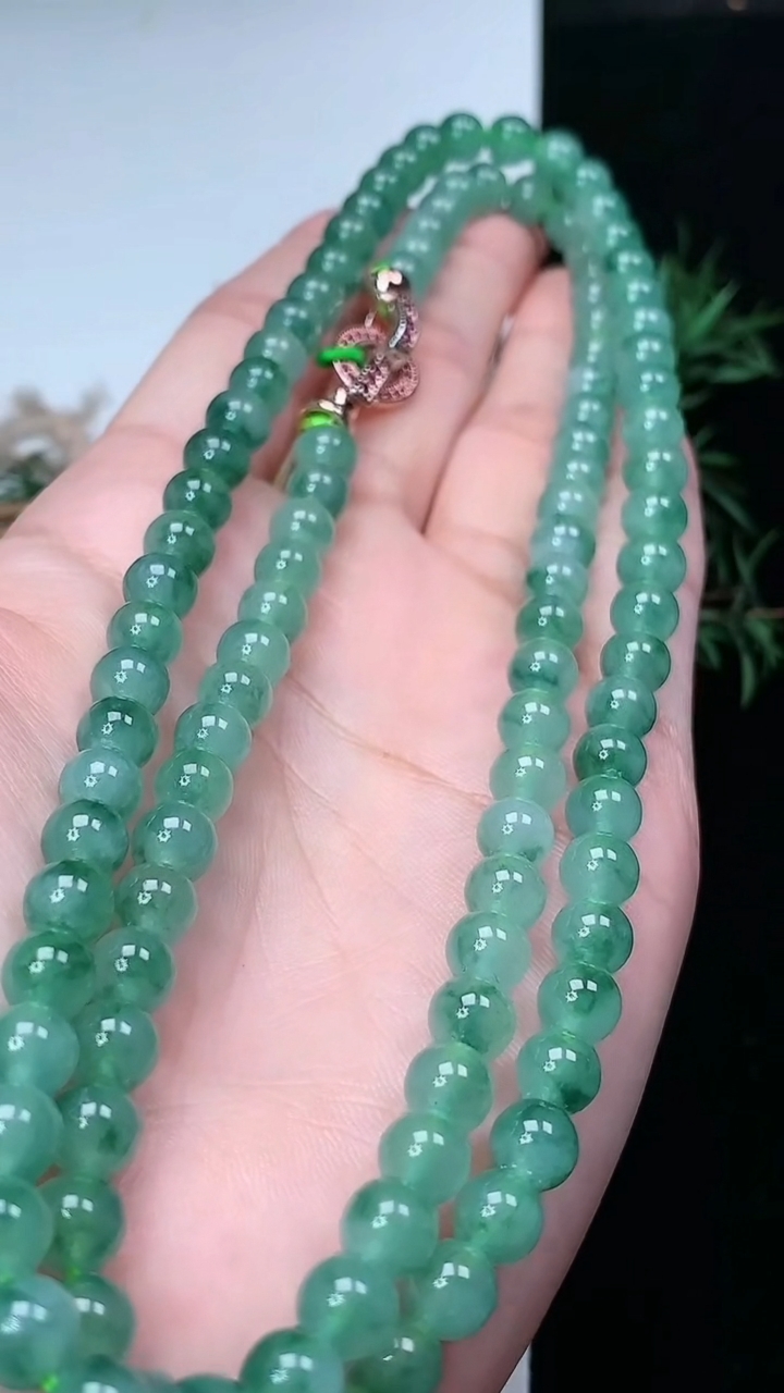 天然A货翡翠飘花圆珠项链，尺寸6.3-108颗，重量:49.78g3月22日
工厂直销收藏佳品,种好水足，色泽均匀，有种有色，上手高大气！