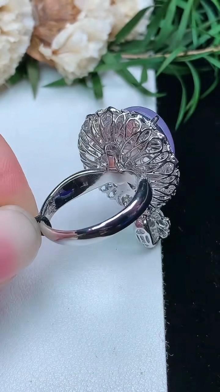 天然A货翡翠紫罗兰蛋面戒指 吊坠两用款，尺寸17.3-15.5-13.3，重量:10.38g2026年3月22日
工厂直销收藏佳品,种好水足，色泽均匀，有种有色，上手高大气！