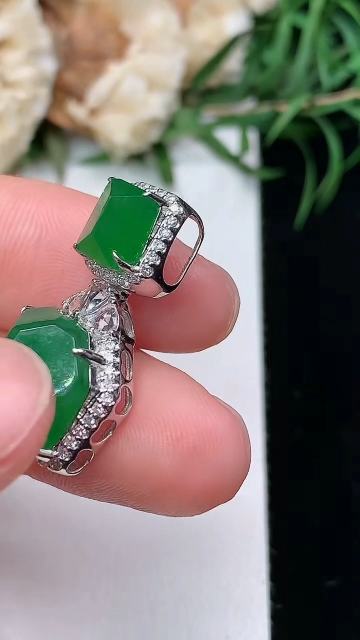 天然A货翡翠随形吊坠，尺寸24.6-12-10.5
3月22日