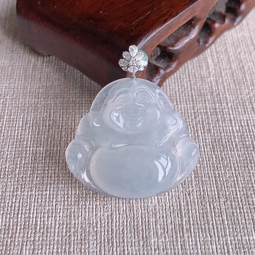 天然A货翡翠18K金伴钻镶嵌白冰白月光佛公吊坠 
尺寸35.8-28-31-6.3mm 重量8.36g 0322