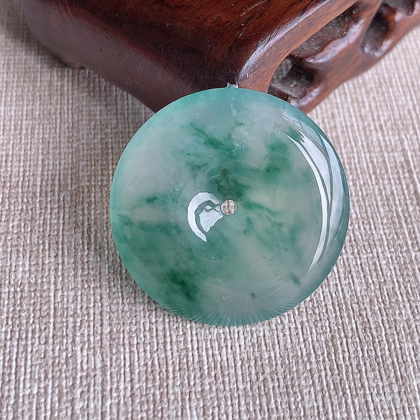 天然A货翡翠飘花平安扣吊坠 
尺寸30-5.3mm 重量10.55g 0321