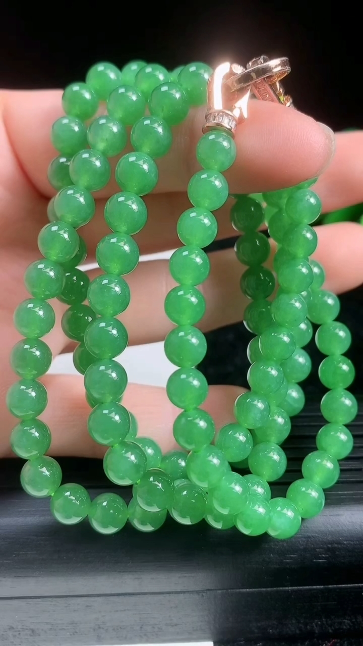 天然A货翡翠圆珠项链尺寸5.3-108颗重量:42.14g
3月22日