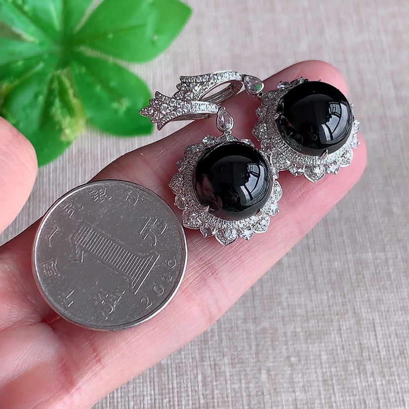 天然A货翡翠18K金伴钻镶嵌墨翠蛋面耳坠 打灯全透 
尺寸13-13.3mm 重量10.05g 0321