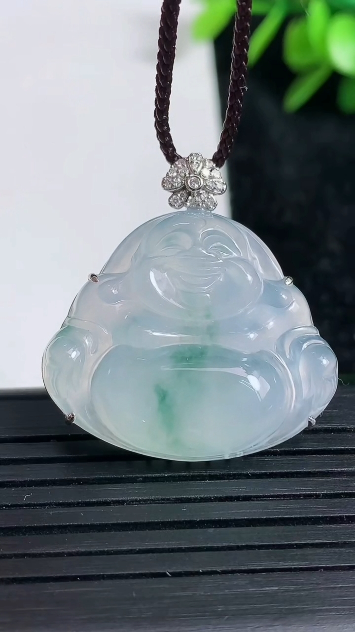 天然A货翡翠种飘花佛公吊坠尺寸30.5-24.3-29.3-7.4重量:8.16g
3月22日