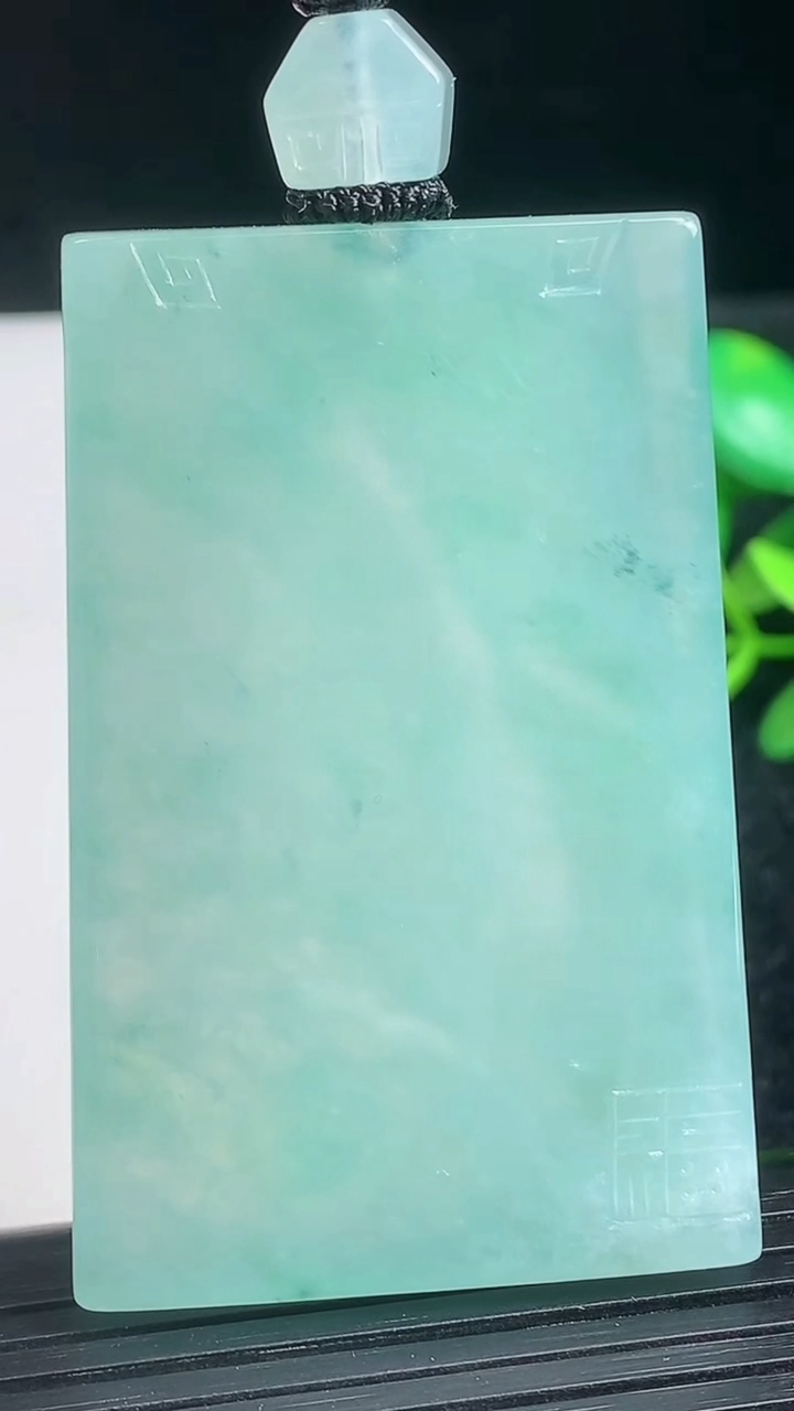 天然A货翡翠仿古无事牌吊坠尺寸53.8-35.2-5.7重量:40.70g
3月22日