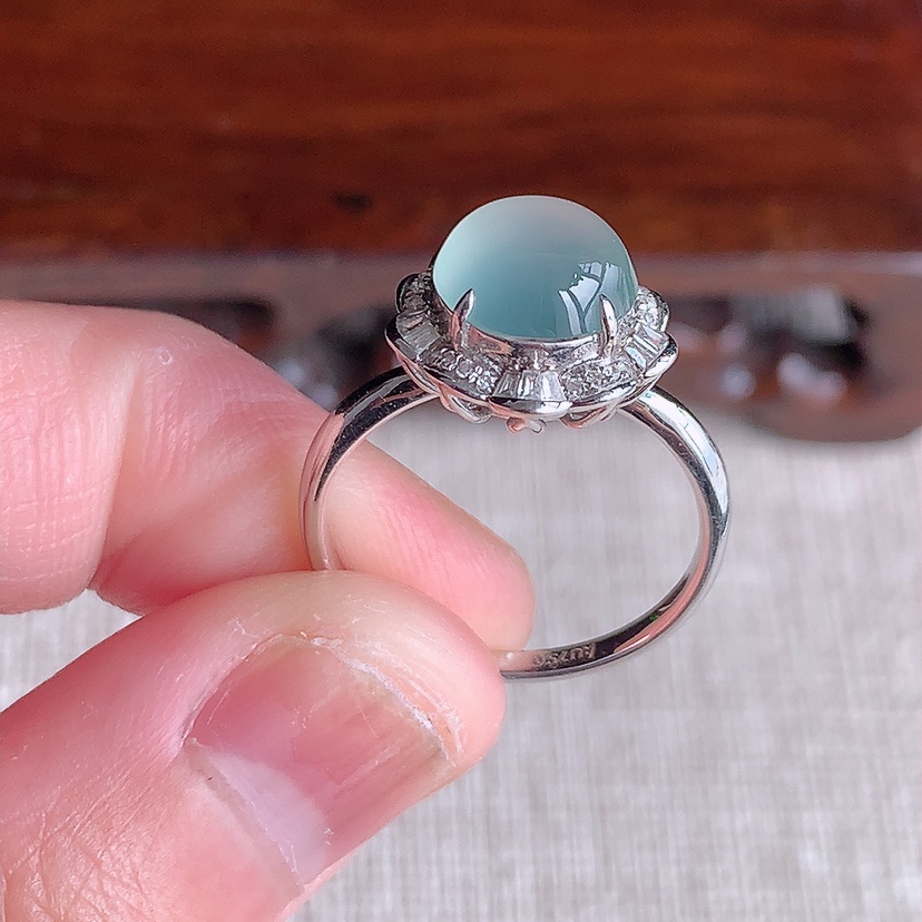 天然A货翡翠18K金伴钻镶嵌晴水蛋面戒指 圈口17.4裸石
尺寸8.2mm 重量2.53g 0320