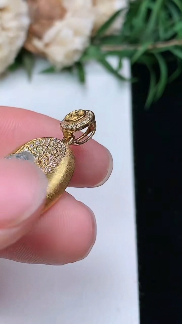 天然A货翡翠白冰佛公吊坠，尺寸24.2-17.4-6，裸石10.2-12，重量:2.79g
3月22日