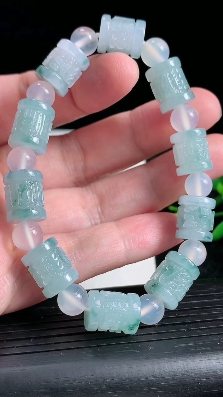 天然A货翡翠飘花路路通手串，尺寸10.6-10颗，重:g3月22日
工厂直销收藏佳品,种好水足，色泽均匀，有种有色，上手高大气！