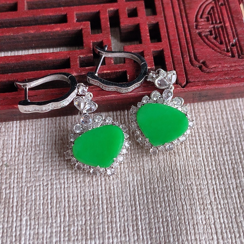 天然A货翡翠18K金伴钻镶嵌阳绿水滴耳坠 
尺寸8-10.8-6mm 重量5.13g 0320