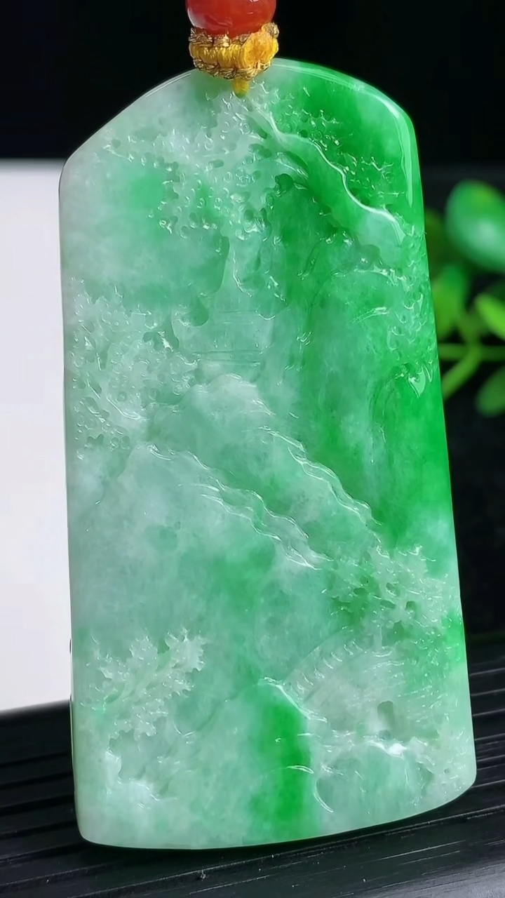 天然A货翡翠山水牌吊坠尺寸62.8-33.6-8.5重量:42.45g
3月22日