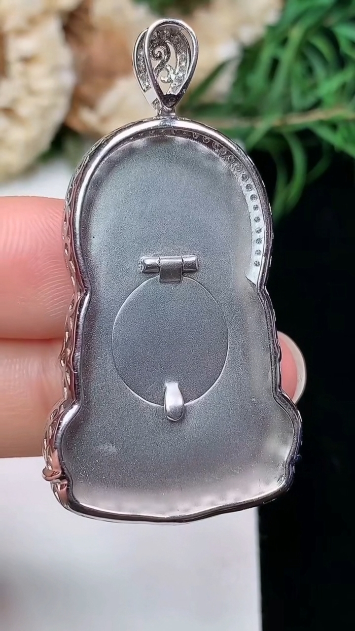 天然A货翡翠观音菩萨吊坠，尺寸35-24-6.2，重量:8.45g
3月22日