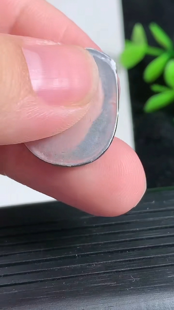 天然A货翡翠如意吊坠，尺寸23.8-12.8-3.3，重:2.72g
3月22日