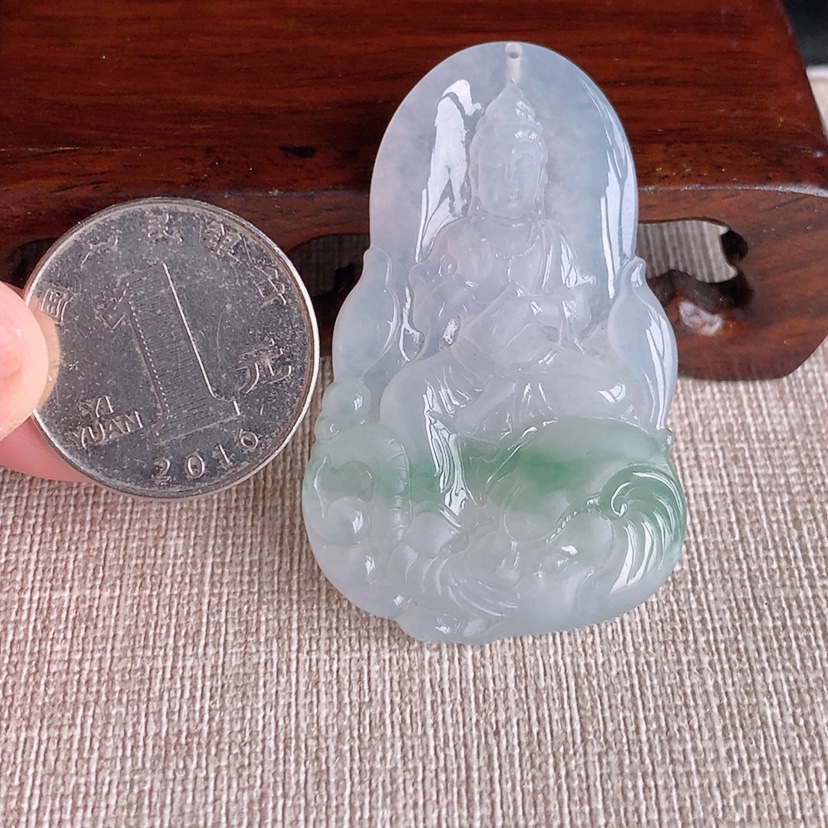 天然A货翡翠飘花一刀切普贤菩萨吊坠 
尺寸50.4-32-5.6mm 重量17.58g 0322