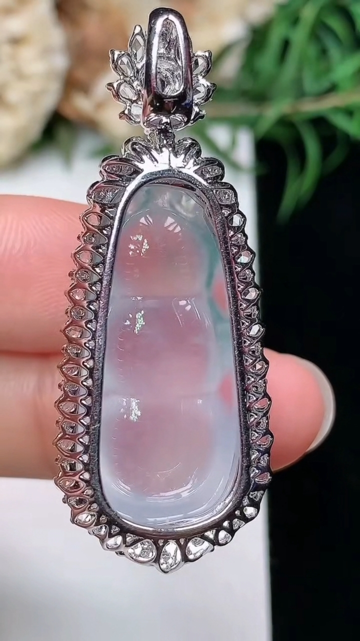 天然A货翡翠飘花福豆吊坠，尺寸43.8-17.6-12，裸石27.5-13.5
3月22日