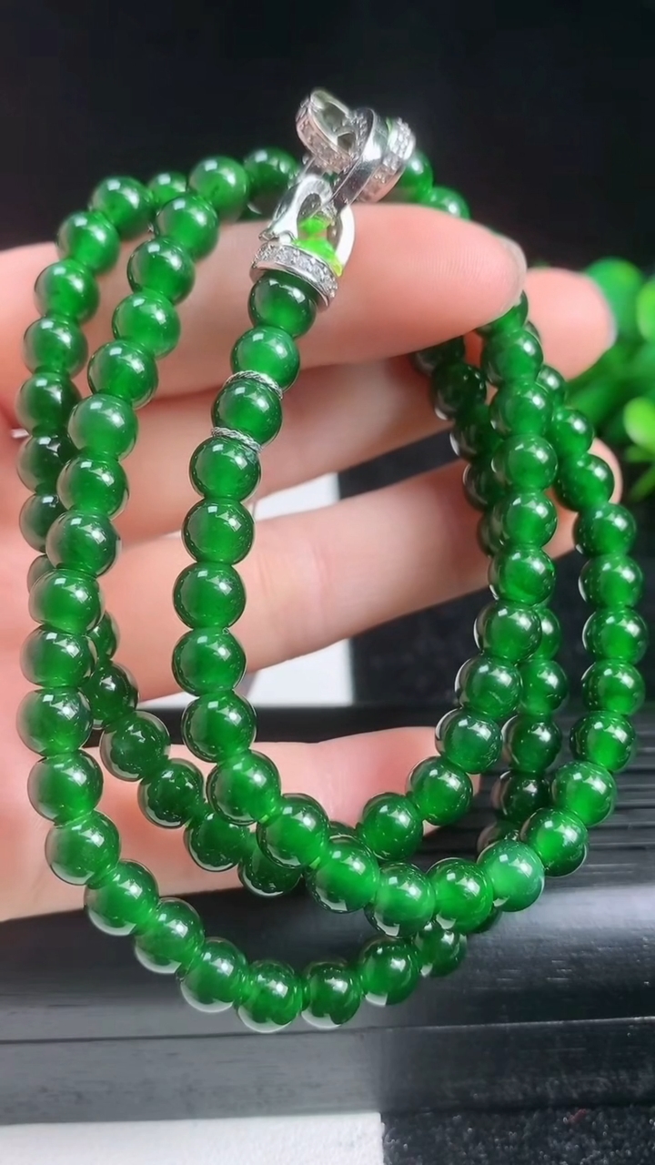 天然A货翡翠圆珠项链尺寸6.2-98颗重量:34.06g
3月22日