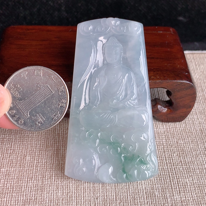 天然A货翡翠飘花大日如来吊坠 
尺寸64.3-35.4-5.2mm 重量27.63g 0322