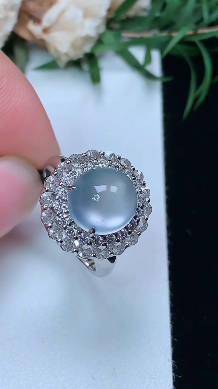 天然A货翡翠白冰蛋面戒指，尺寸17.5-10-9.2，重量:5.79g
3月22日