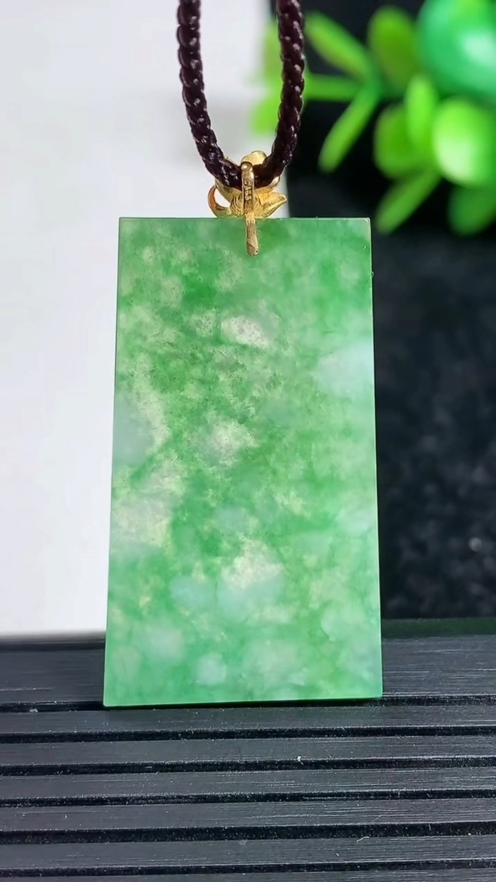 天然A货翡翠无事牌吊坠尺寸35.1-28.4-1.9重量:5.00g
3月22日