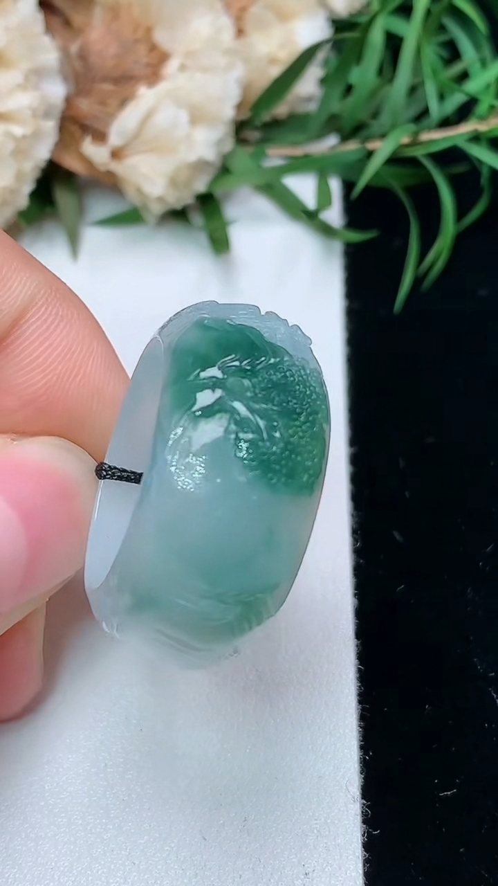 天然A货翡翠山水指环扳指，尺寸18-12-4，重量:8.43g2026年3月22日
工厂直销收藏佳品,种好水足，色泽均匀，有种有色，上手高大气！