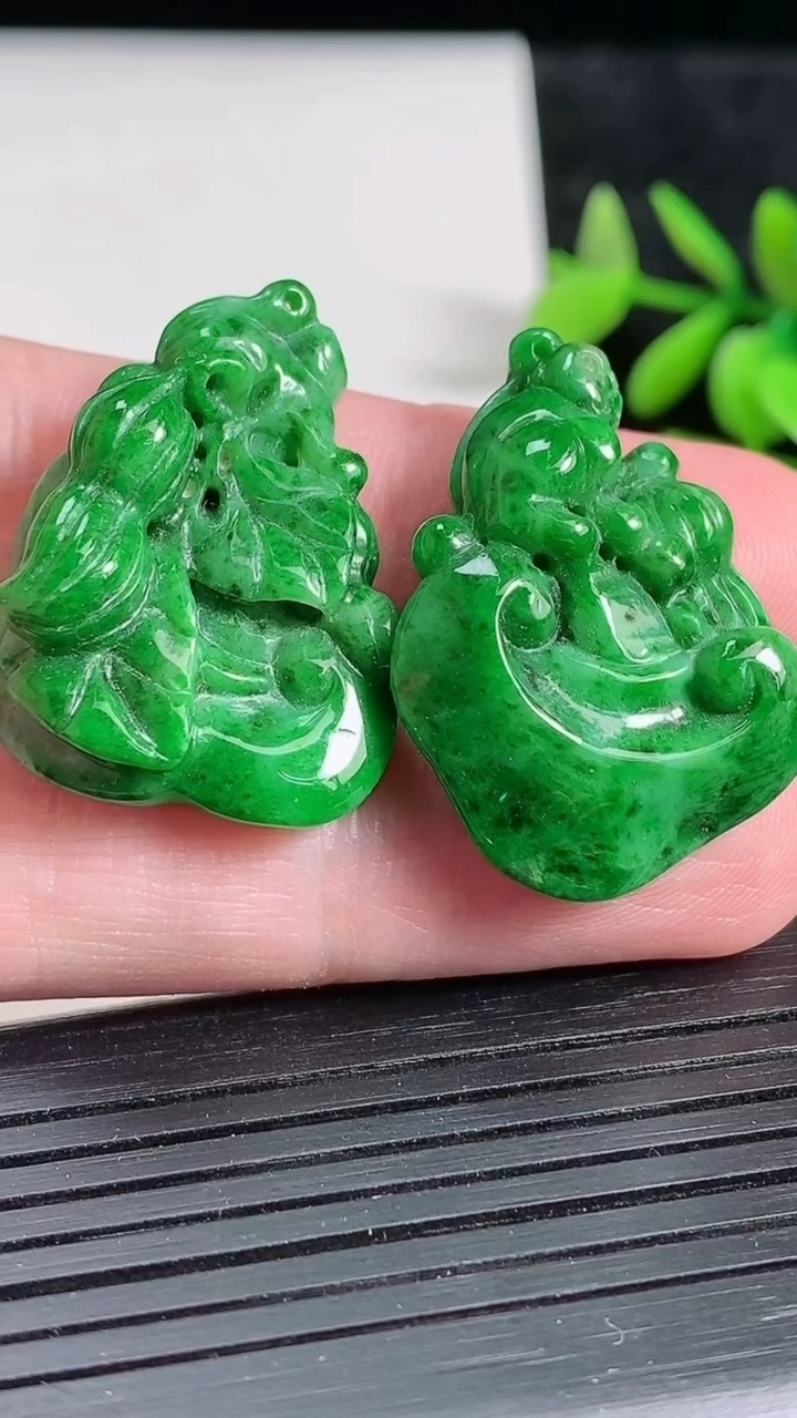 天然A货翡翠如意头吊坠一对，尺寸30-22-10.5，重:g
3月22日
