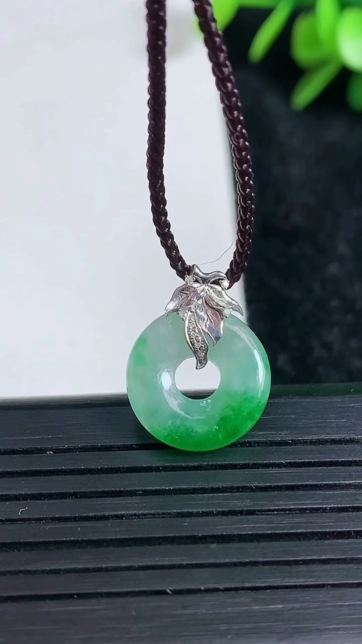 天然A货翡翠平安环吊坠尺寸14-3.6重量:2.02g
3月22日