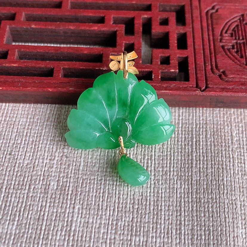 天然A货翡翠18K金镶嵌满绿荷花和和美美吊坠 
尺寸33-17.6-25.2-6.8mm 重量5.28g 0322