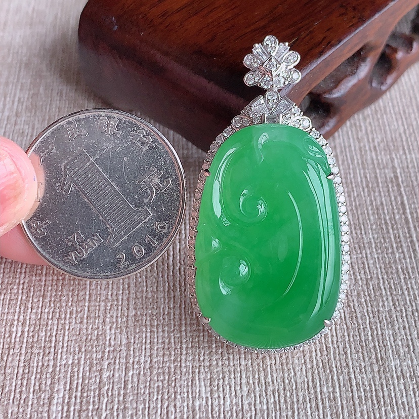 天然A货翡翠18K金伴钻镶嵌阳绿如意吊坠 
尺寸45.2-22.8-11裸石31-20.2mm 重量14.20g 0321