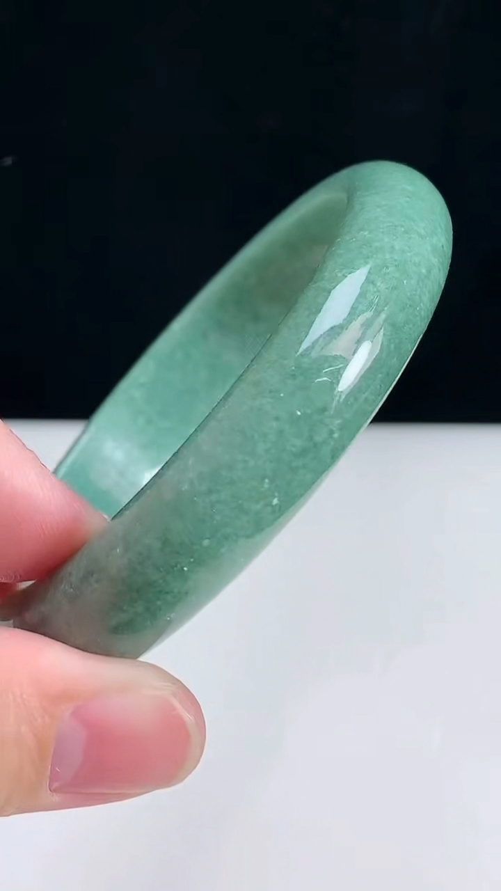 圈口59-60翡翠a货宽边大圈口手镯尺寸60-13-8，重:60.53g3月22日