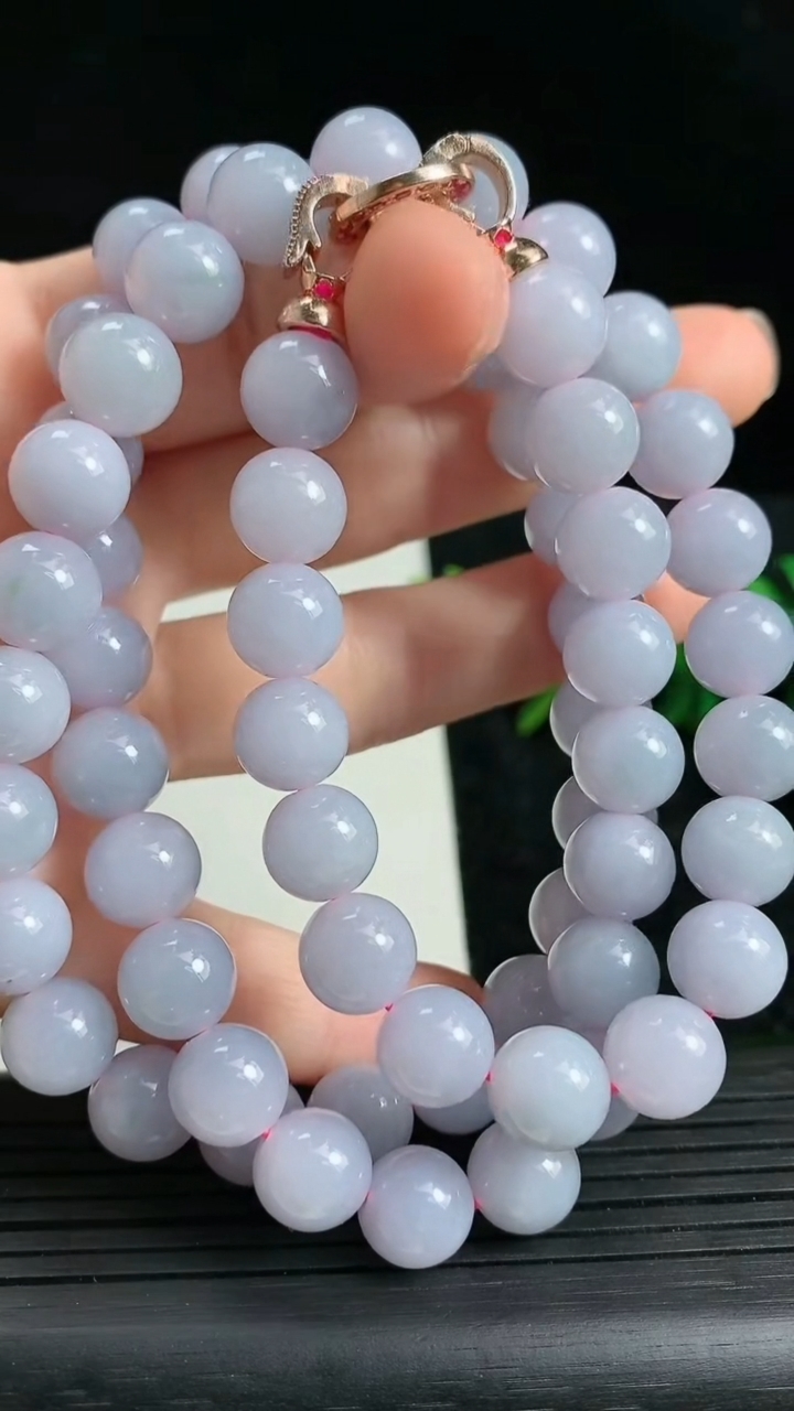 天然A货翡翠紫罗兰圆珠项链尺寸9.2-63颗重量:93.40g
3月23日