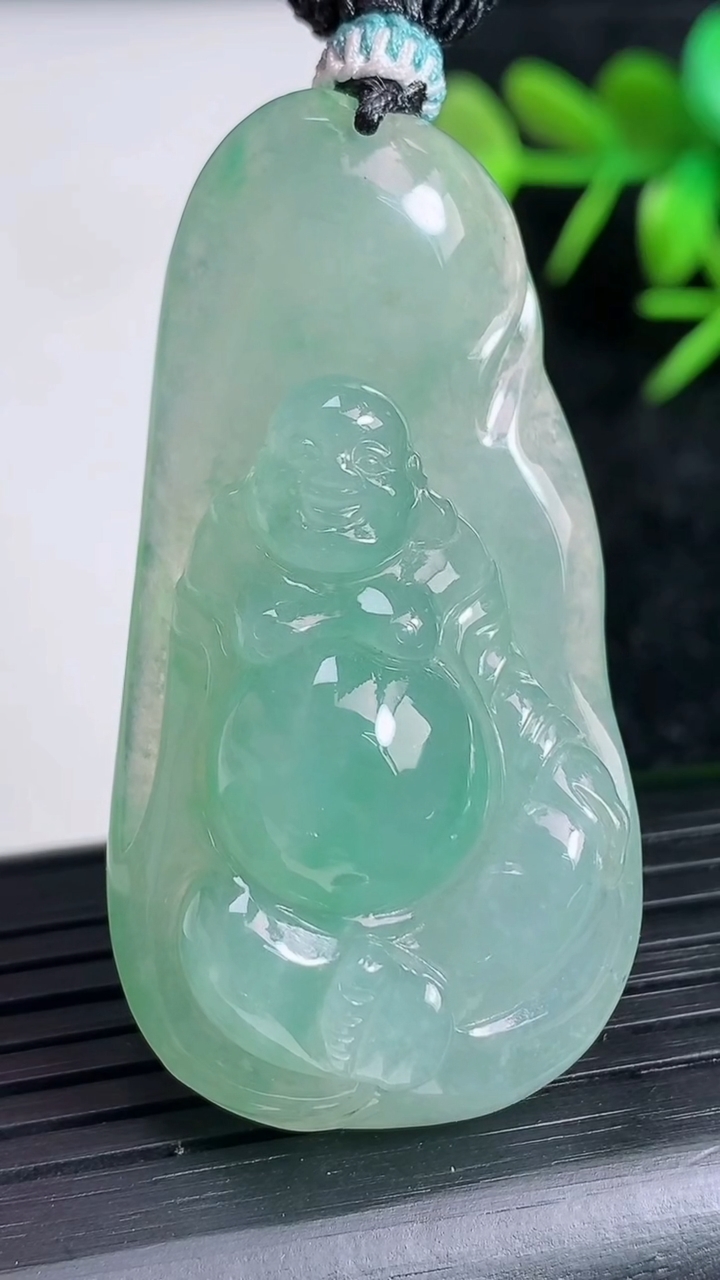 天然A货翡翠逍遥佛吊坠尺寸50.3-25.5-12.2重量:26.13g
3月22日