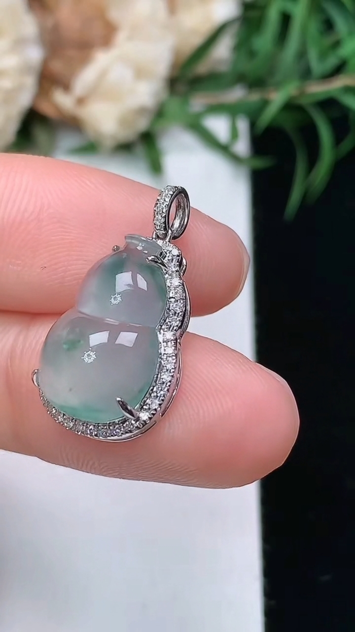 天然A货翡翠飘花葫芦吊坠，尺寸21.9-12-7，裸石15-10，重量:1.84g
3月22日