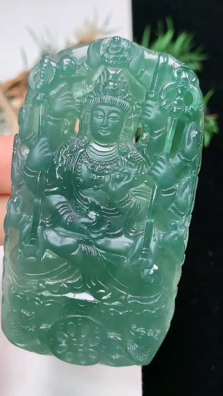 天然A货翡翠蓝水千手观音吊坠，尺寸70.7-40.2-7，重量:46.00g
3月22日