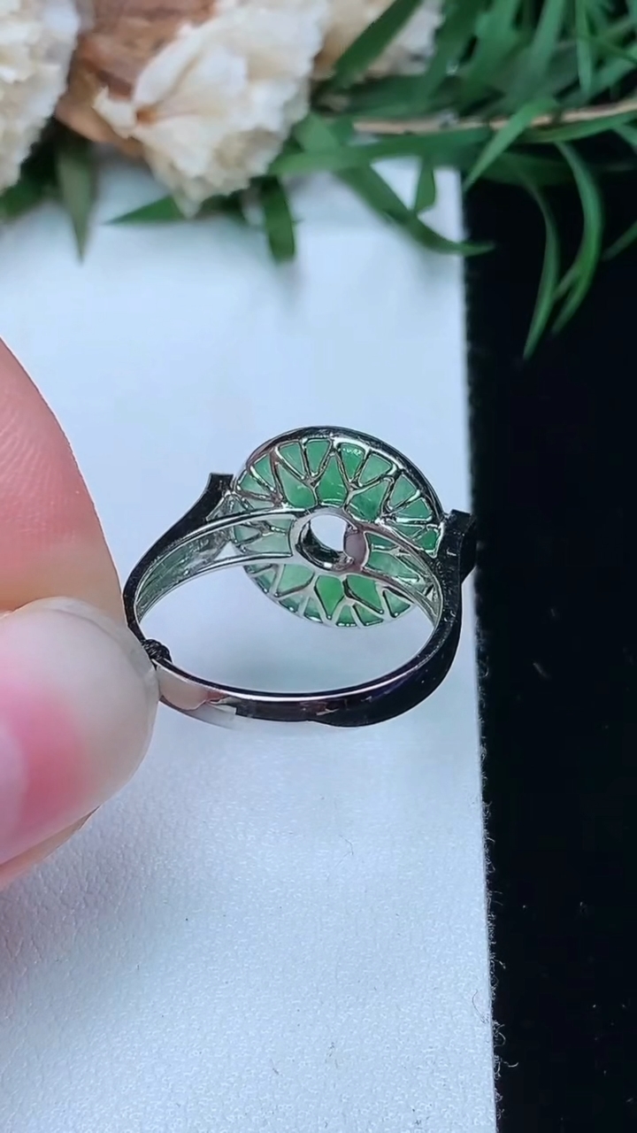 天然A货翡翠平安环戒指，尺寸17-13.7-3.4，重量:3.90g
3月22日