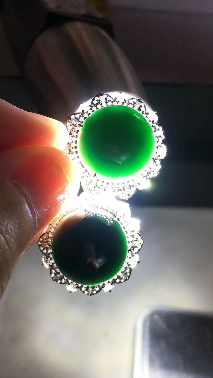 天然A货翡翠18K金伴钻镶嵌墨翠蛋面耳坠 打灯全透 
尺寸13-13.3mm 重量10.05g 0321