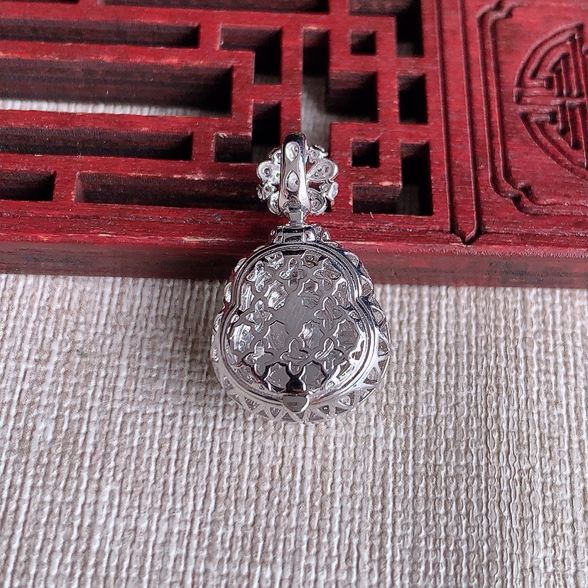 天然A货翡翠18K金伴钻镶嵌阳绿葫芦吊坠 
尺寸24-14.5-10.5裸石10.7-9mm 重量3