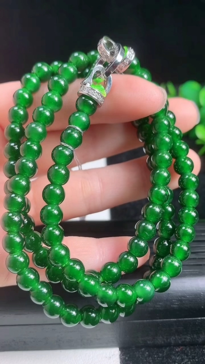 天然A货翡翠圆珠项链尺寸6.2-98颗重量:34.06g
3月22日