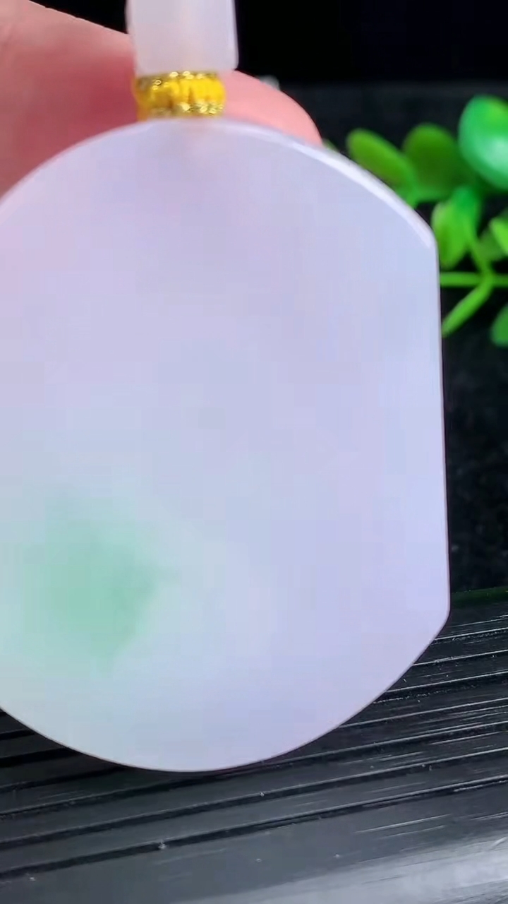 天然A货翡翠春带彩紫罗兰无事牌吊坠尺寸49.7-38.4-5重量:34.77g
3月22日