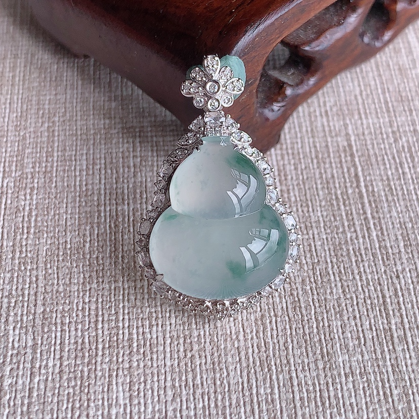 天然A货翡翠18K金伴钻镶嵌飘花葫芦吊坠 
尺寸33.5-20.7-12.5裸石20-17mm 重量6.18g 0321