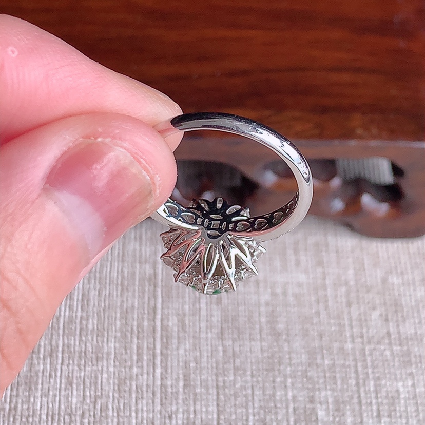 天然A货翡翠18K金伴钻镶嵌满绿蛋面戒指 圈口17.3裸石
尺寸8-6.8mm 重量3.68g 0320