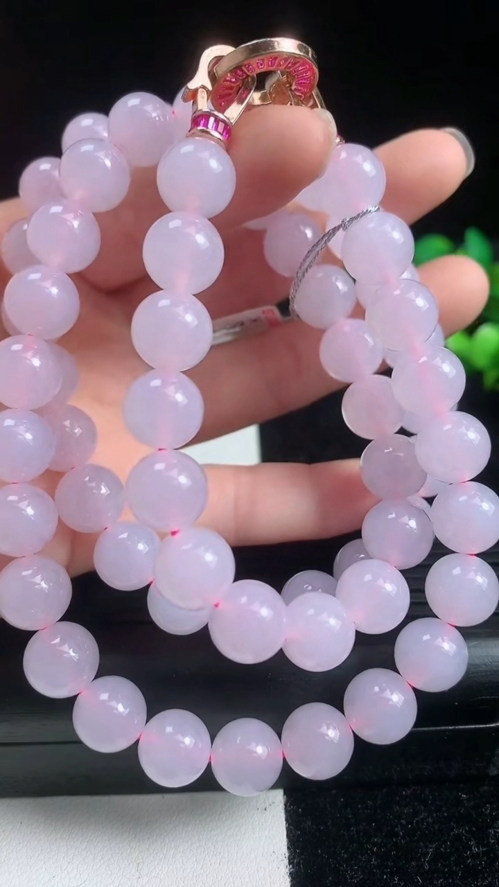 天然A货翡翠种紫罗兰圆珠项链尺寸9.5-61颗重量:105.20g3月22日
工厂直销收藏佳品,种好水足，色泽均匀，有种有色，上手高大气！