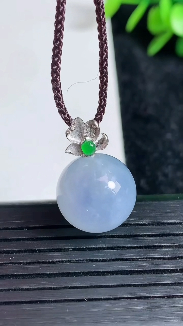 天然A货翡翠18K金紫罗兰圆珠吊坠尺寸14.7重量:6.46g3月22日
工厂直销收藏佳品,种好水足，色泽均匀，有种有色，上手高大气！