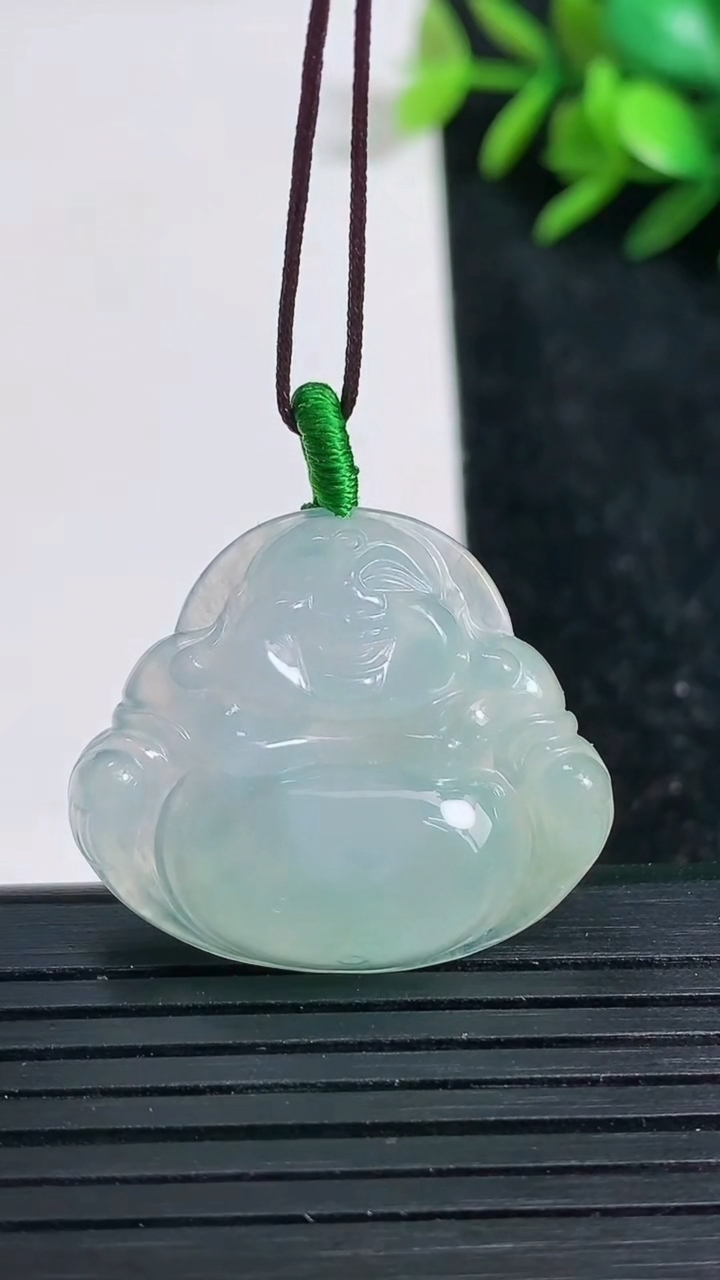 天然A货翡翠佛公吊坠尺寸24.9-29.6-6.2重量:7.35g
3月22日