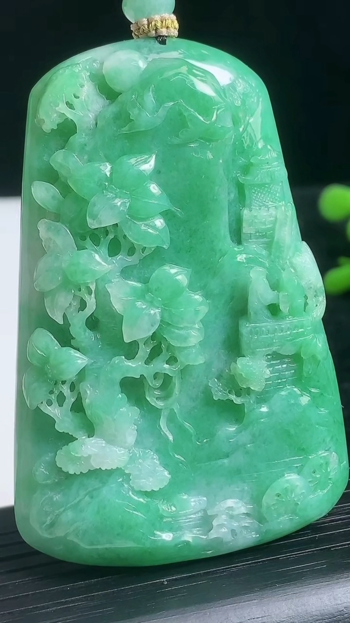 天然A货翡翠山水牌吊坠尺寸68.2-46.5-9.2重量:67.40g
3月22日