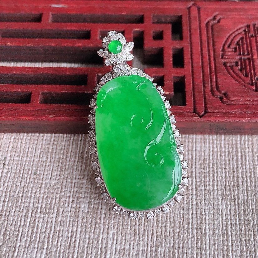 天然A货翡翠18K金伴钻镶嵌阳绿如意吊坠 
尺寸37.2-17.8-10.5裸石25.6-14.6mm 重量7.80g 0321