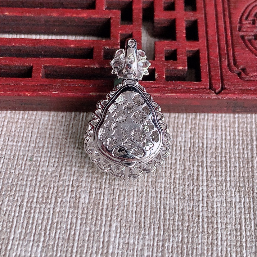 天然A货翡翠18K金伴钻镶嵌阳绿葫芦吊坠 
尺寸26.3-15.4-11.5裸石12.5-11.5m