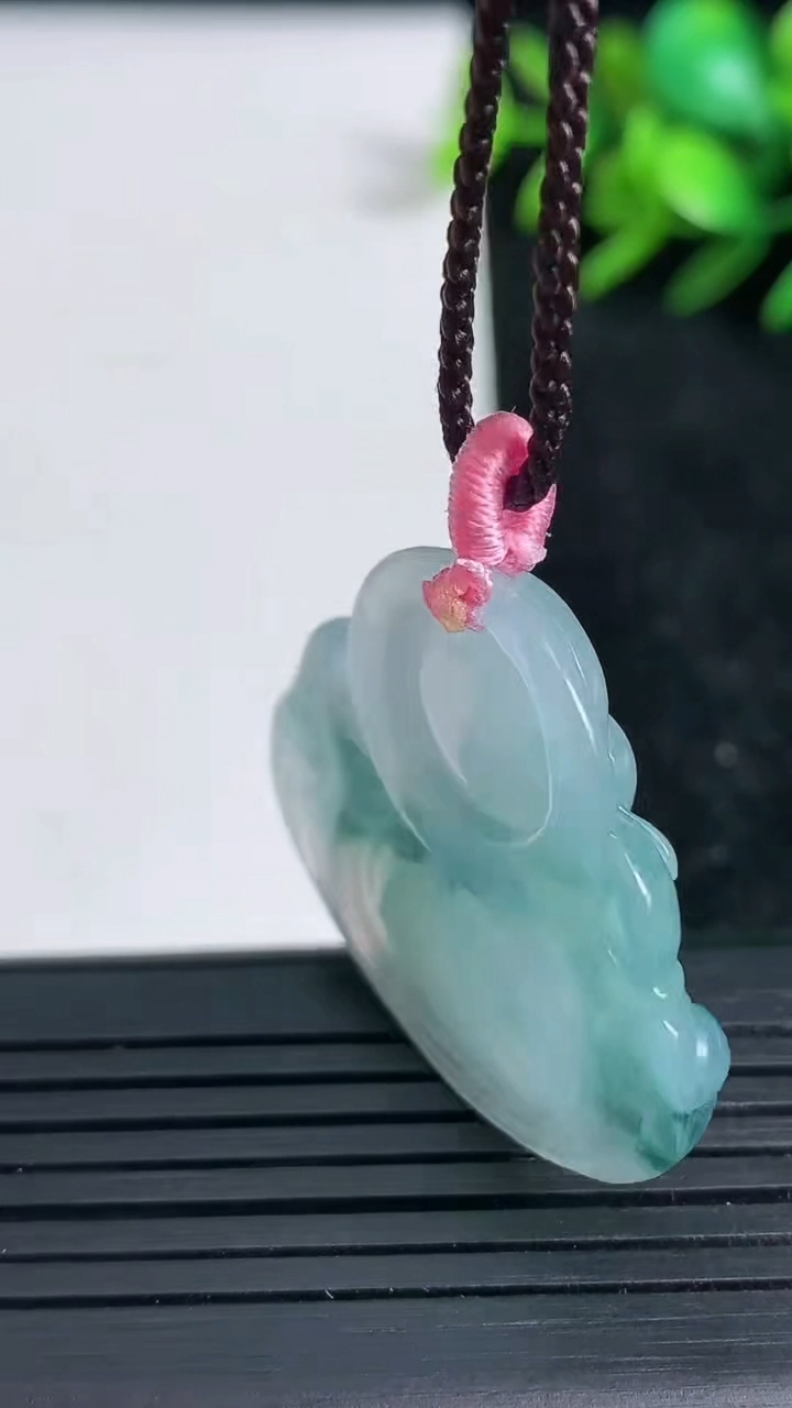 天然A货翡翠飘花佛公吊坠尺寸30.5-34.4-5.8重量:9.57g
3月22日