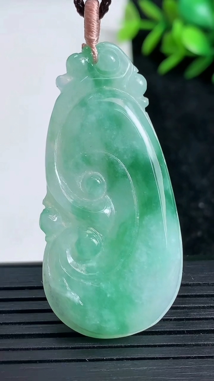 天然A货翡翠如意吊坠尺寸49.2-23.7-5.5重量:12.00g
3月22日