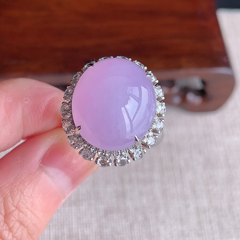 天然A货翡翠18K金伴钻镶嵌紫罗兰蛋面戒指 圈口17.8裸石
尺寸16.6-14.5mm 重量7.8